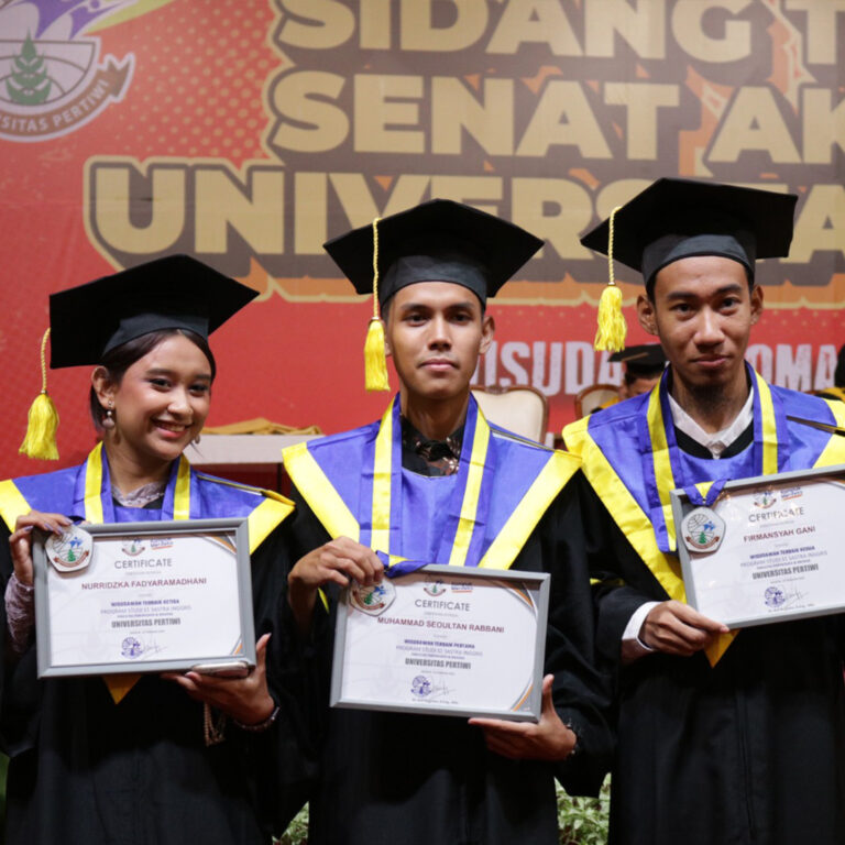 Keren! Mahasiswa Aktif Berorganisasi Sukses Jadi Wisudawan Terbaik di S1 Sastra Inggris!